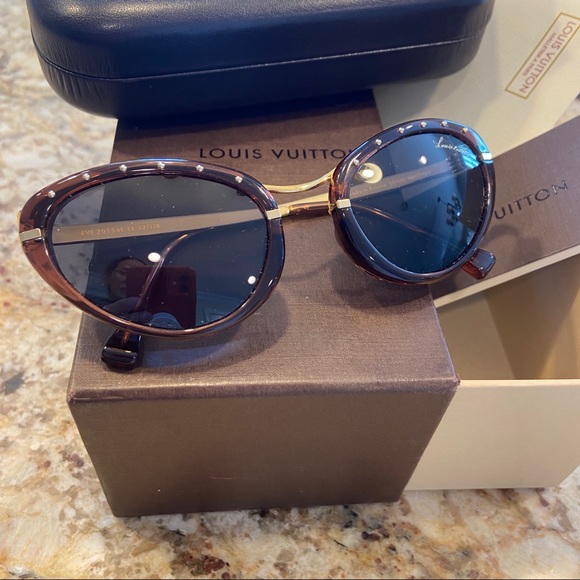 Louis Vuitton sunnies 🌟1HR price drop🌟30% off - Picture 1 of 10
